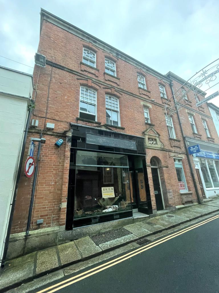 Lot: 105 - SUBSTANTIAL FREEHOLD MIXED USE PROPERTY - Front fa?ade of property
